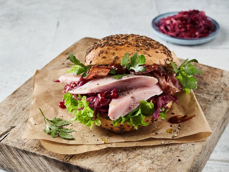 Matjesbrötchen mit Bacon und Coleslaw
