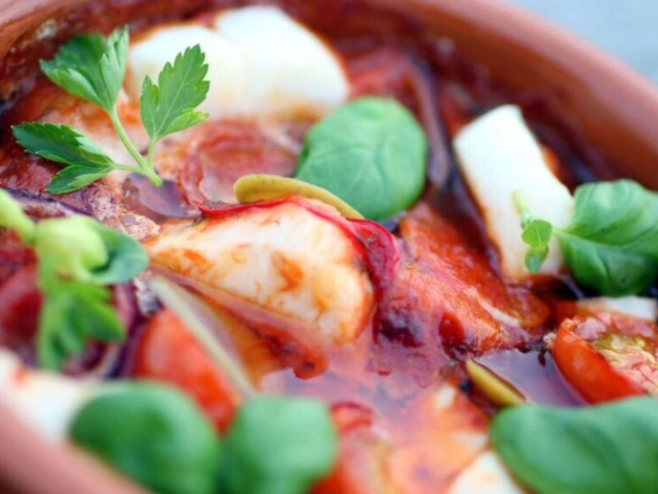 Skrei im Ofen gebacken mit Tomaten und Knoblauch