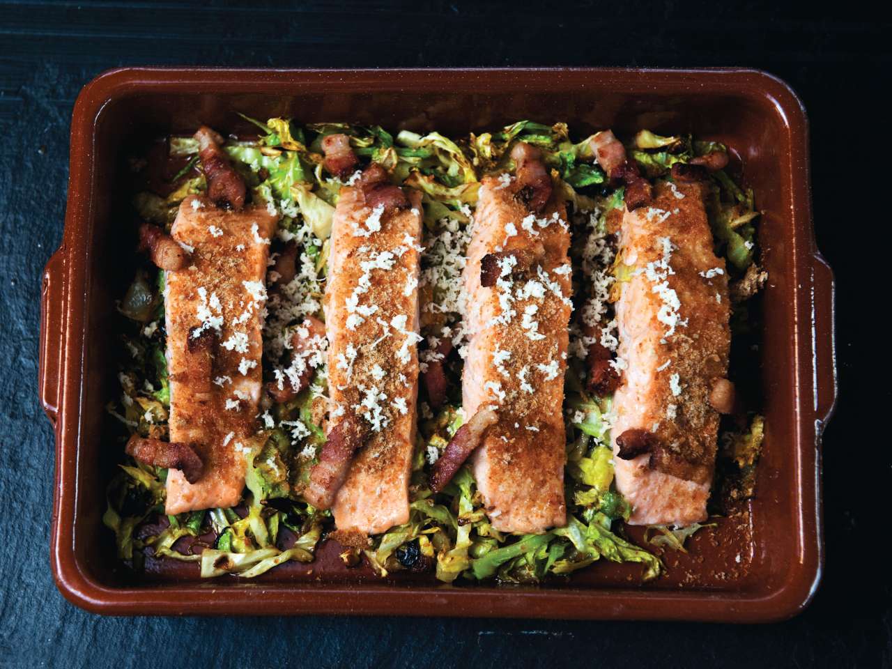 Rezept: Lachs im Ofen mit Spitzkohl & Speck