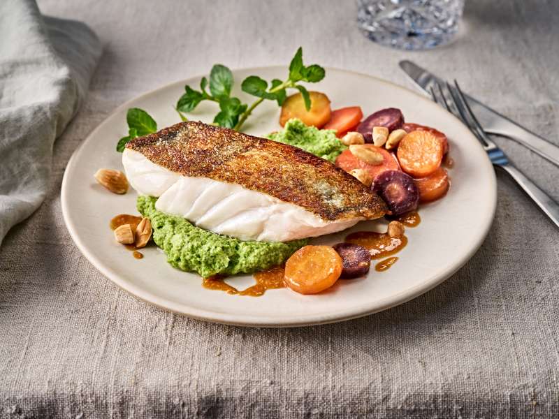 Skrei auf Brokkoli-Hummus mit Miso-Karotten