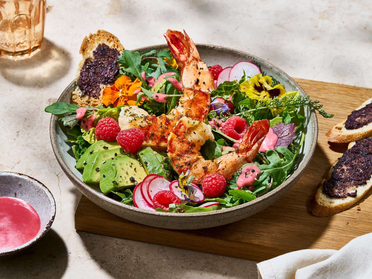 Rezept: Garnelen auf buntem Wildkräutersalat