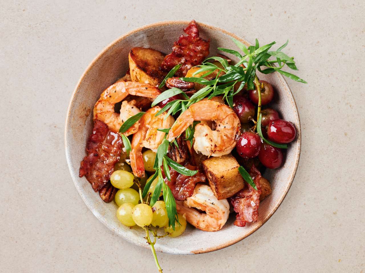 Rezept: Garnelen mit gebratenem Bacon und Weintrauben Rezept: Garnelen mit gebratenem Bacon und Weintrauben