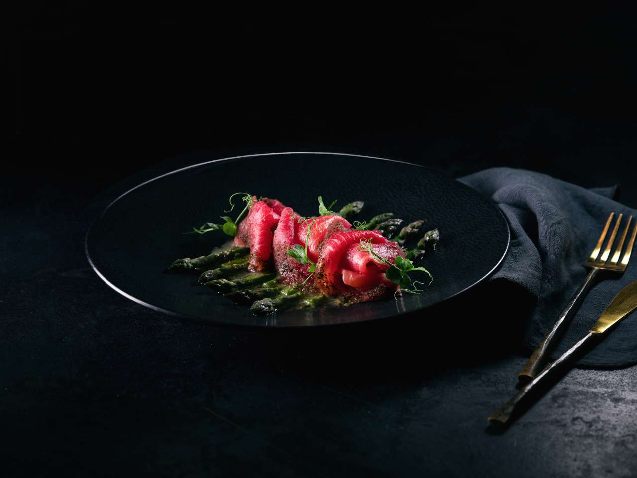 Räucherlachs auf Spargelcarpaccio Räucherlachs auf Spargelcarpaccio