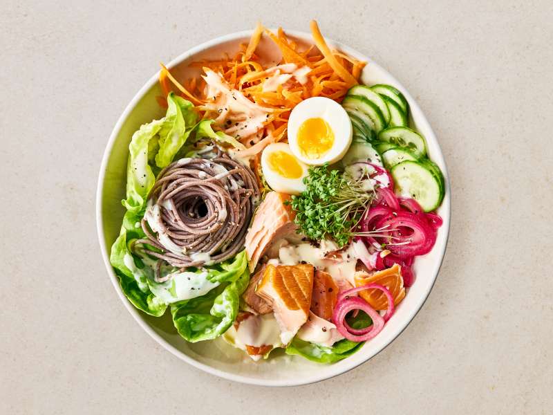 Bowl mit Stremellachs und Buttermilch-Dressing 