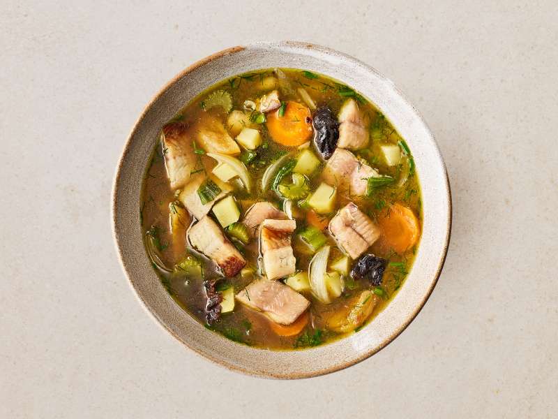 Räucheraal-Suppe mit Kartoffeln, Gemüse und Backobst Räucheraal-Suppe mit Kartoffeln, Gemüse und Backobst