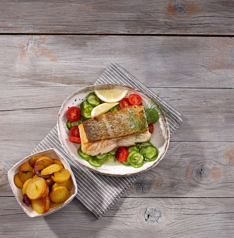 Kabeljau mit Bratkartoffeln & Gurkensalat Kabeljau mit Bratkartoffeln & Gurkensalat