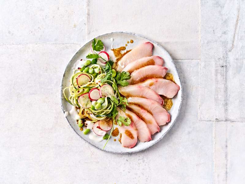 Hamachi-Sashimi mit Zucchinisalat Hamachi-Sashimi mit Zucchinisalat