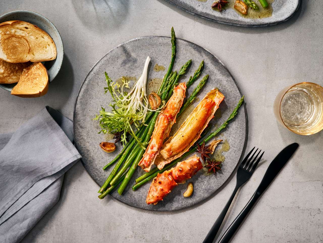 Königskrabbenbeine mit Sternanis-Knoblauch-Zitronenbutter 
