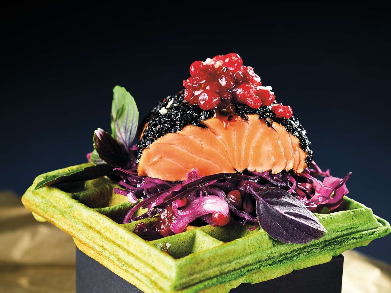 Rezept: Teriyaki-Lachs auf Kräuterwaffel Rezept: Teriyaki-Lachs auf Kräuterwaffel