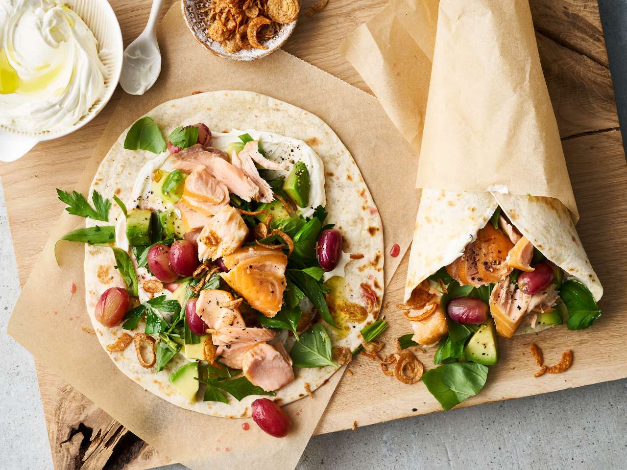 Lachs-Wraps mit Avocado und Trauben Lachs-Wraps mit Avocado und Trauben