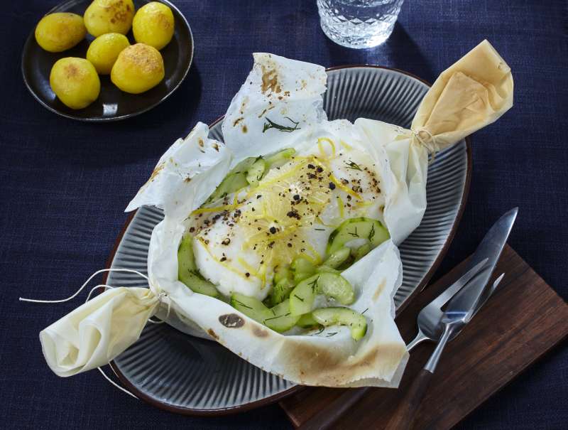 Kabeljau auf Dillgurken im Pergament Kabeljau auf Dillgurken im Pergament