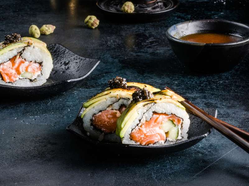 Inside Out Sushi mit Lachs & Trüffel Inside Out Sushi mit Lachs & Trüffel