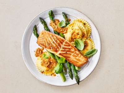 Lachsfilet mit Spargel, Pasta und Tomatenpesto Lachsfilet mit Spargel, Pasta und Tomatenpesto