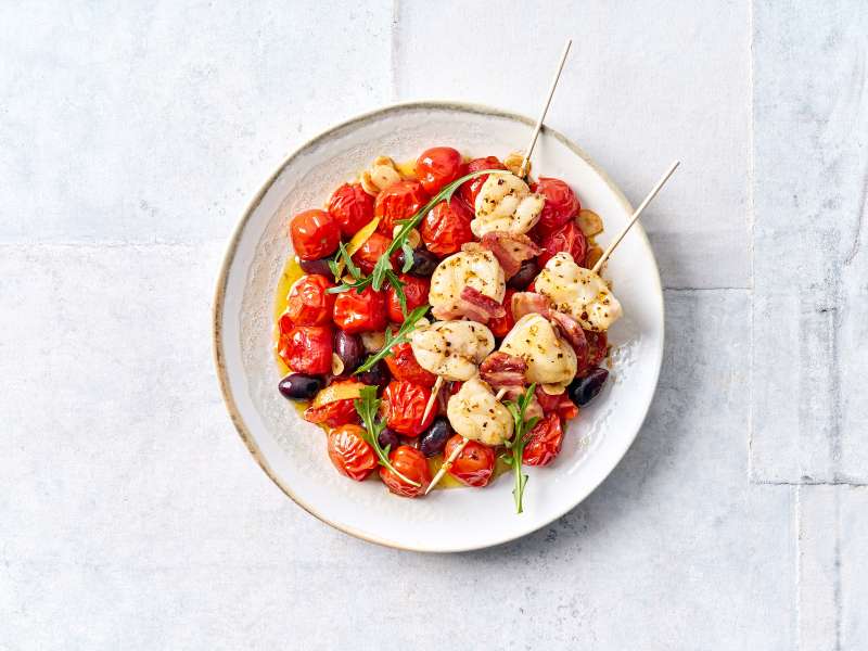 Seeteufel-Bacon-Spieße auf gebratenen Kirschtomaten  Seeteufel-Bacon-Spieße auf gebratenen Kirschtomaten