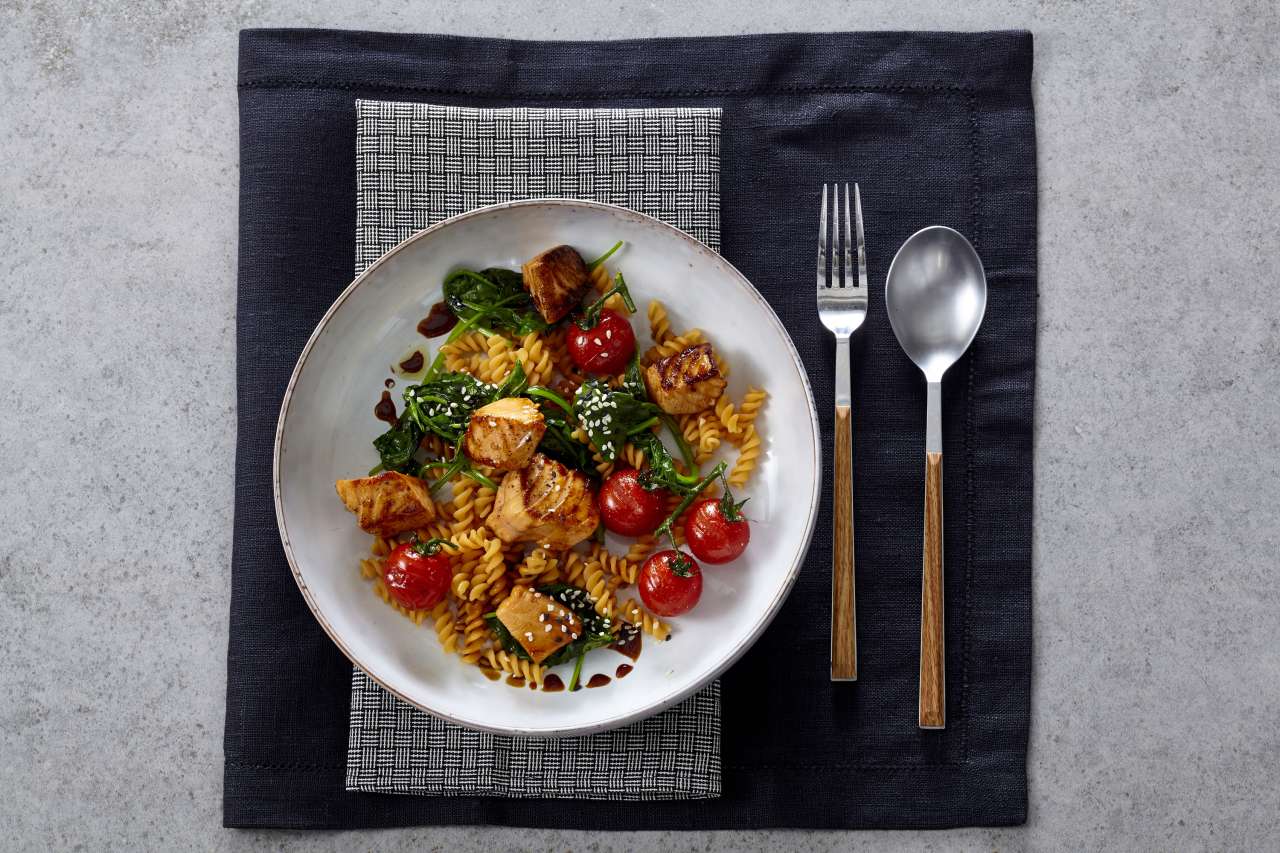 Rezept: Honig-Sesam-Lachswürfel mit Linsennudeln Rezept: Honig-Sesam-Lachswürfel mit Linsennudeln