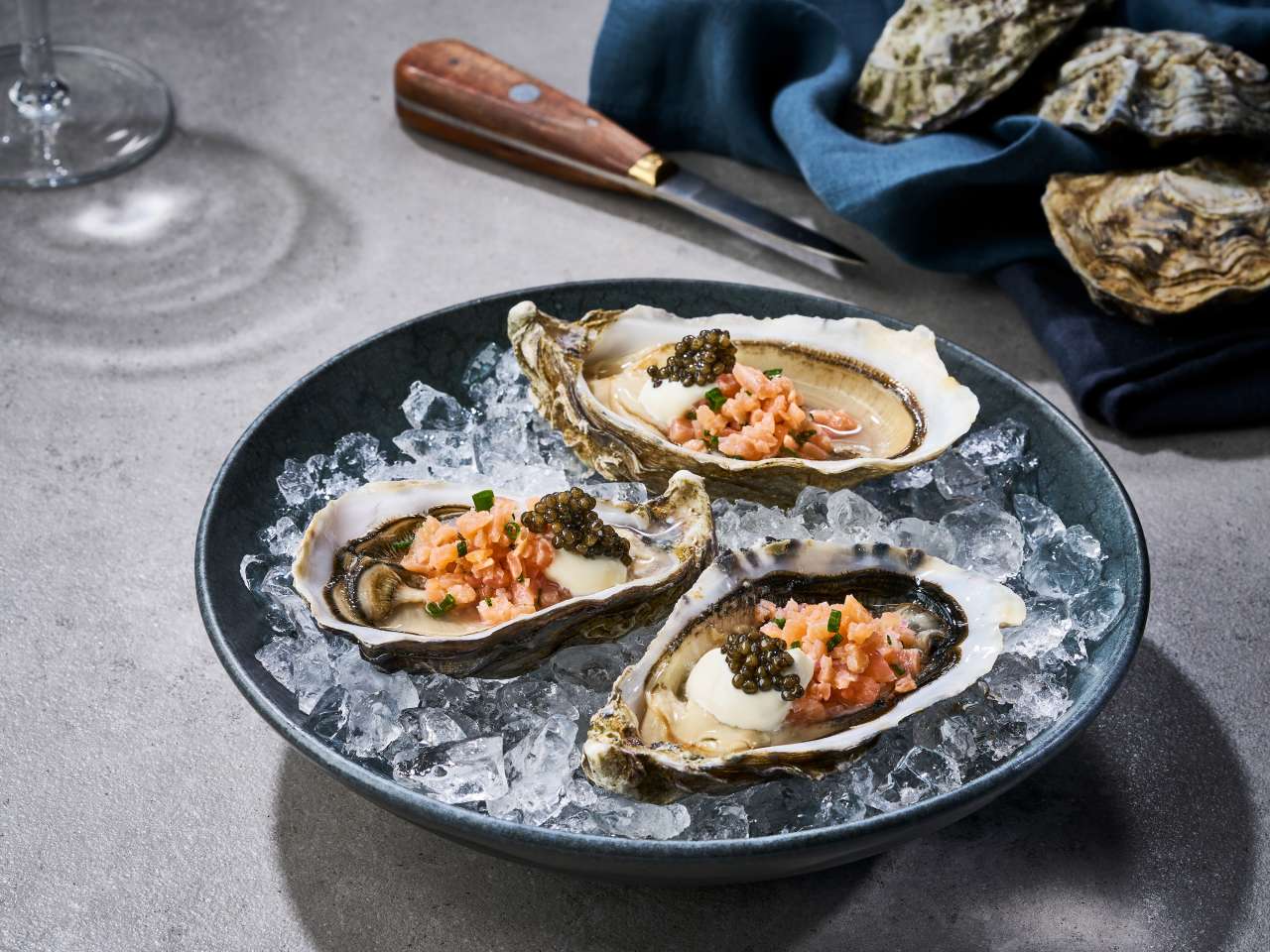 Rezept:   Austern mit Lachstatar und Kaviar Rezept:   Austern mit Lachstatar und Kaviar