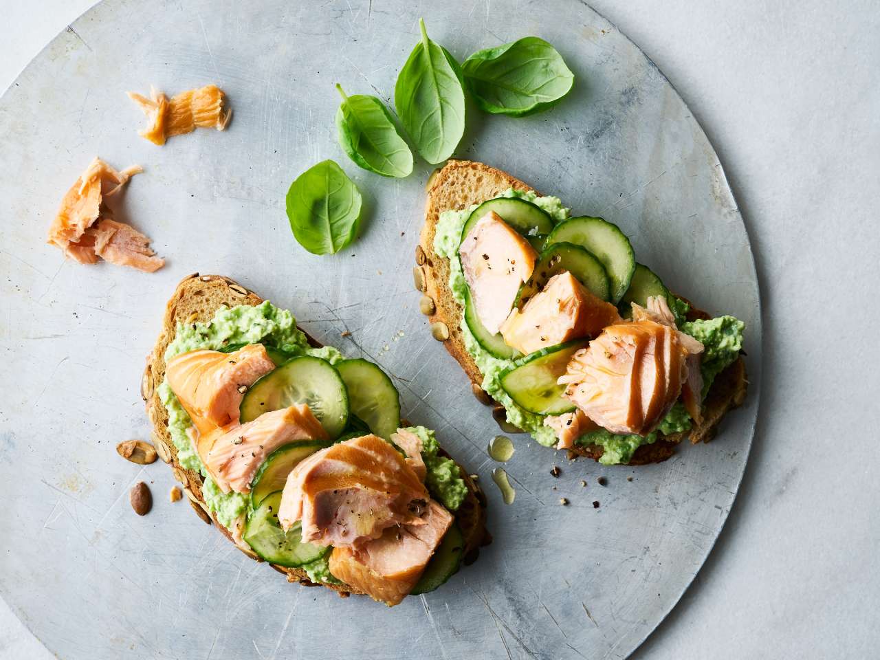 Stremellachs-Stulle mit Erbsen-Basilikum-Frischkäse