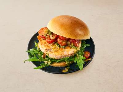 Lachsburger mit geschmolzenen Honig-Kirschtomaten