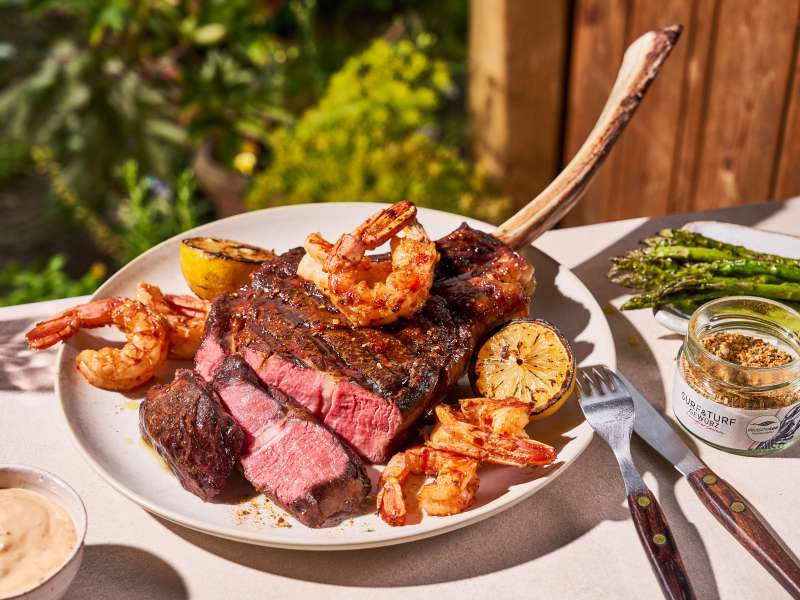 Surf & Turf:Tomahawk Steak mit Rotgarnelen Surf & Turf:Tomahawk Steak mit Rotgarnelen