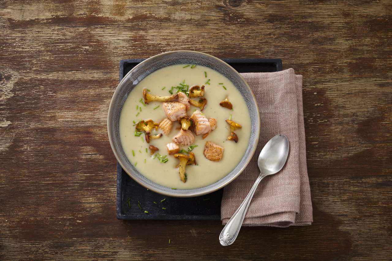 Rezept: Kartoffelsuppe mit Lachs und Pilzen Rezept: Kartoffelsuppe mit Lachs und Pilzen