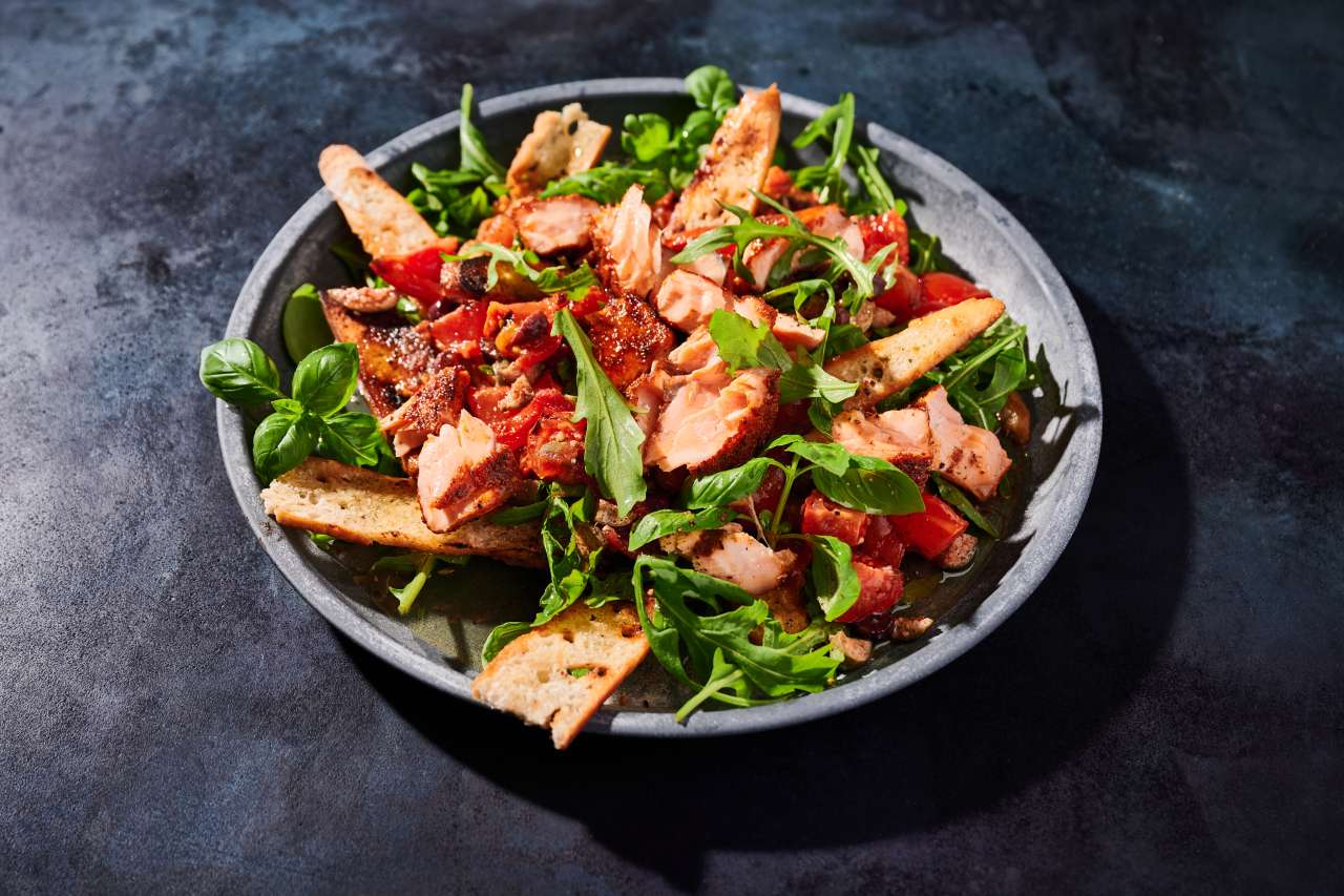 Rezept: Gegrilltes Lachsfilet mit Tomatenbrotsalat Rezept: Gegrilltes Lachsfilet mit Tomatenbrotsalat