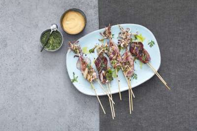 Gegrillte Calamaretti-Spieße Gegrillte Calamaretti-Spieße